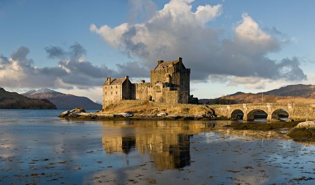 800px-Eilean_Donan_Castle,_Scotland_-_Jan_2011