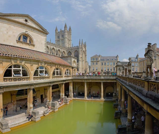 Roman_Baths_in_Bath_Spa,_England_-_July_2006_edit3