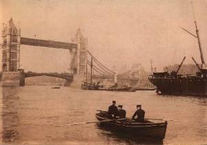 Thames Police rowing galley around 1900. http://www.thamespolicemuseum.org.uk/h_police_3.html