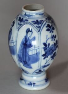 Chinese Kangxi blue and white porcelain www.chinese-porcelain-art.com Chinese blue and white miniature vase, Kangxi (1662-1722), decorated with panels of Long Elizas and flowering branches, height: 3 5/8in. 9.2cm.