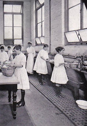 girls-of-australia-learning-the-domestic-arts-1924