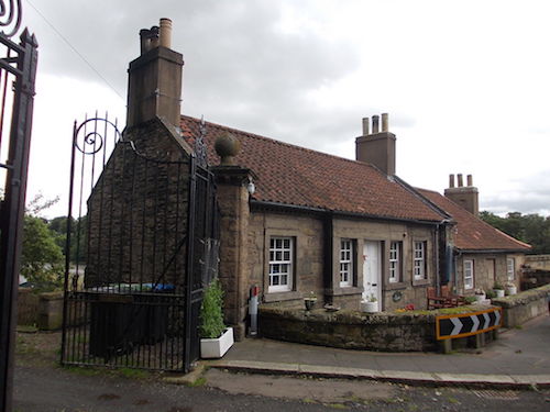 1024px-Marriage_and_Toll_House_at_Coldstream_Bridge_built_for_resident_engineer_Robert_Reid