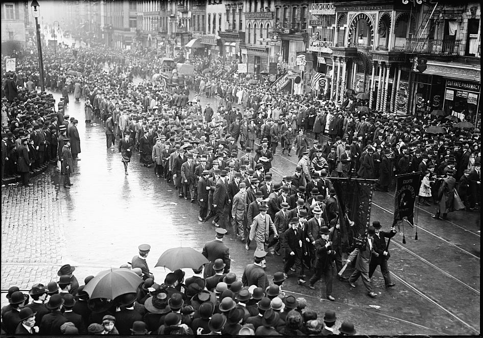 Labor_Day_Parade_NYC_1909_dbloc_crop