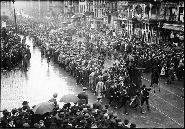 Labor_Day_Parade_NYC_1909_dbloc_crop